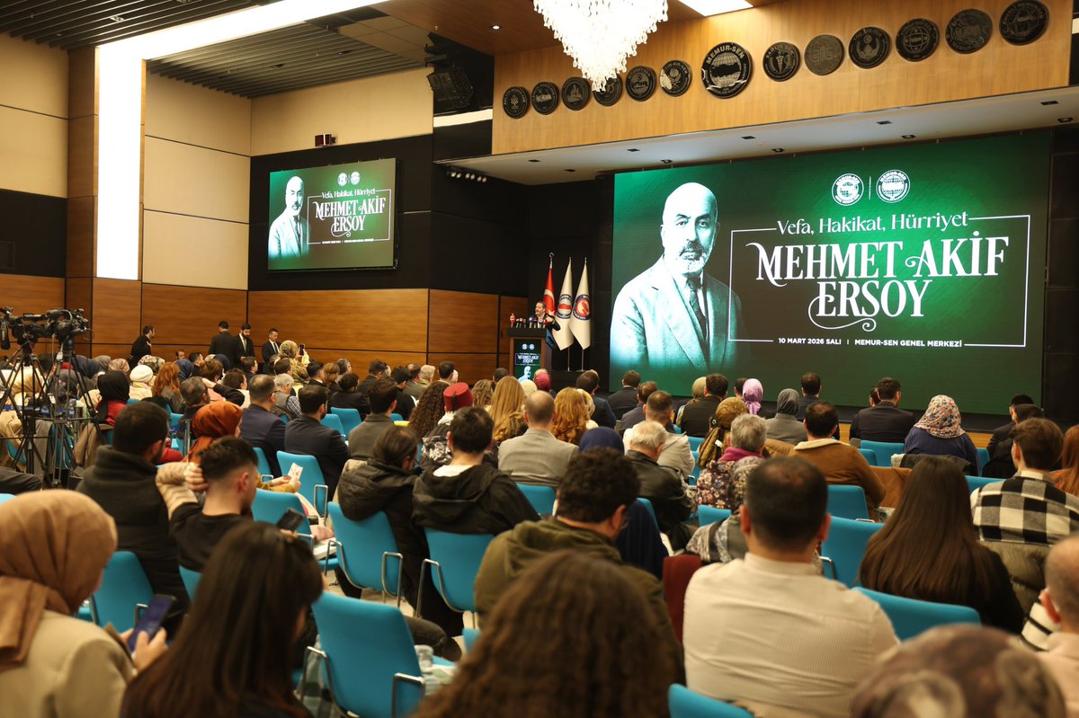 _aliyalcin_'s tweet photo. Genç Memur-Sen tarafından hazırlanan “Vefa Hakikat Hürriyet – Mehmet Akif Ersoy” kitabının tanıtım programında gençlerimizle ve kıymetli misafirlerimizle bir araya geldik.

İçişleri Bakan Yardımcımız Sayın Bülent Turan, Cihannüma Derneği Genel Başkanı Sayın Selim Cerrah ve yazarlarımızın, misafirlerimizin katılımıyla gerçekleştirdiğimiz programda; İstiklal Marşı’mızın şairi, hakikat ve hürriyet mücadelesinin güçlü sesi Mehmet Akif Ersoy’u ve onun fikir dünyasını konuştuk. 

Genç Memur-Sen’in vefa ve farkındalık çalışması kapsamında hazırlanan bu kıymetli eser, M.Akif’in millet, istiklal ve ahlak ekseninde ortaya koyduğu duruşu genç kuşaklarla buluşturma bakımından önemli bir anlam taşıyor.