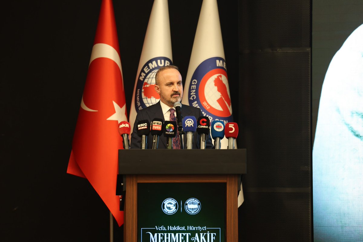 _aliyalcin_'s tweet photo. Genç Memur-Sen tarafından hazırlanan “Vefa Hakikat Hürriyet – Mehmet Akif Ersoy” kitabının tanıtım programında gençlerimizle ve kıymetli misafirlerimizle bir araya geldik.

İçişleri Bakan Yardımcımız Sayın Bülent Turan, Cihannüma Derneği Genel Başkanı Sayın Selim Cerrah ve yazarlarımızın, misafirlerimizin katılımıyla gerçekleştirdiğimiz programda; İstiklal Marşı’mızın şairi, hakikat ve hürriyet mücadelesinin güçlü sesi Mehmet Akif Ersoy’u ve onun fikir dünyasını konuştuk. 

Genç Memur-Sen’in vefa ve farkındalık çalışması kapsamında hazırlanan bu kıymetli eser, M.Akif’in millet, istiklal ve ahlak ekseninde ortaya koyduğu duruşu genç kuşaklarla buluşturma bakımından önemli bir anlam taşıyor.
