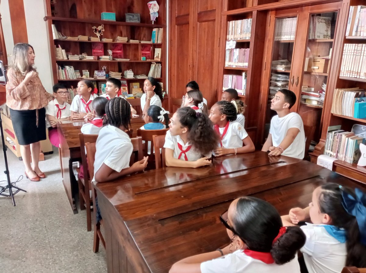 🇨🇺 La  ministra de Educación Naima Trujillo Barreto dialogó con niñas, niños y adolescentes de La Habana, sobre diversos temas, relacionados con las conmemoraciones por el próximo 4 de abril y el Código de niñez, adolescencias y juventudes.
#CubaMined