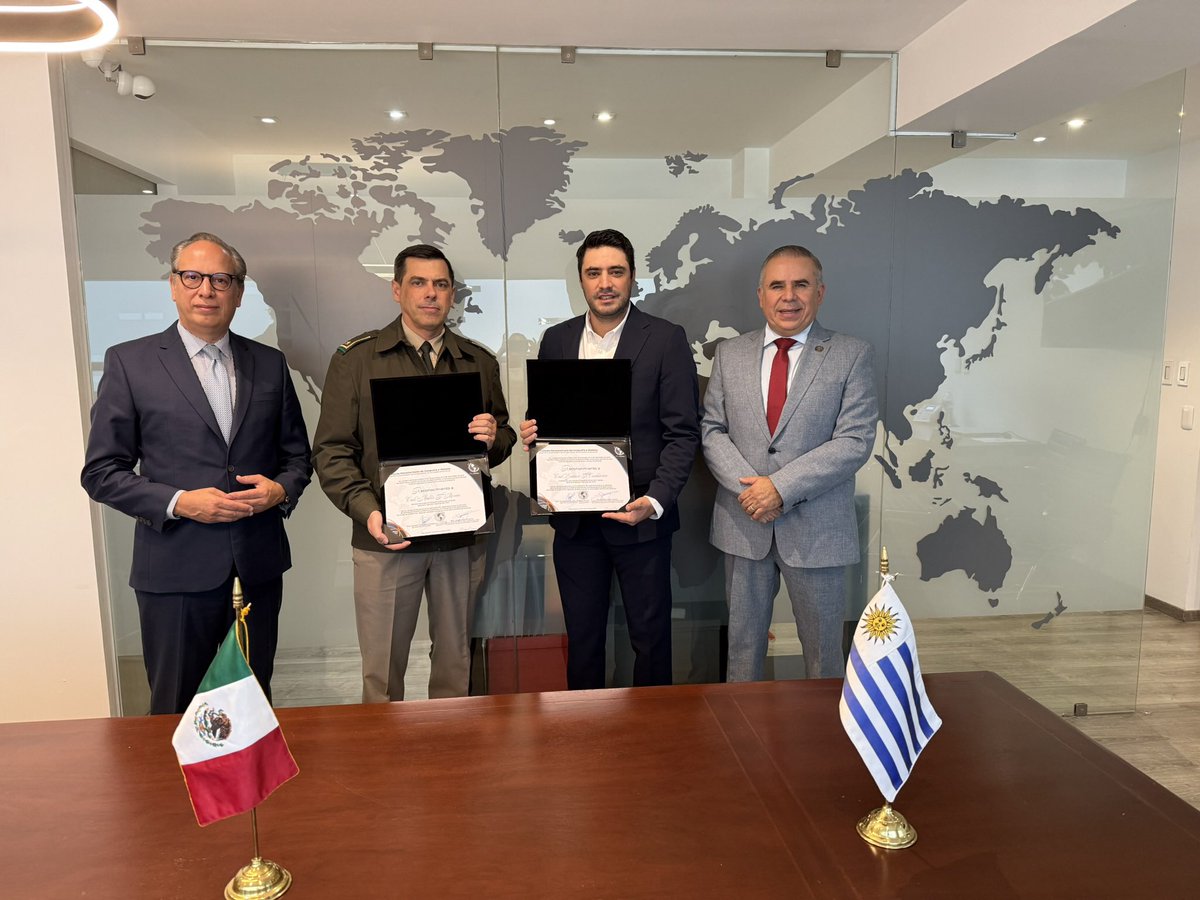 uruenmexico's tweet photo. Acompañado por el Agregado de Defensa, Cnel Luis Abilleira, ntro Embajador @SantiagoWins recibió la visita del Secretario Gral. del @IPGH_PAIGH Mtro. Antonio Campuzano Rosales y Mtro. Sergio López, Director Misión @OEA_oficial para Belice-Guatemala, quienes agradecieron a 🇺🇾 👇🏼 https://t.co/xi6lqZAFsz