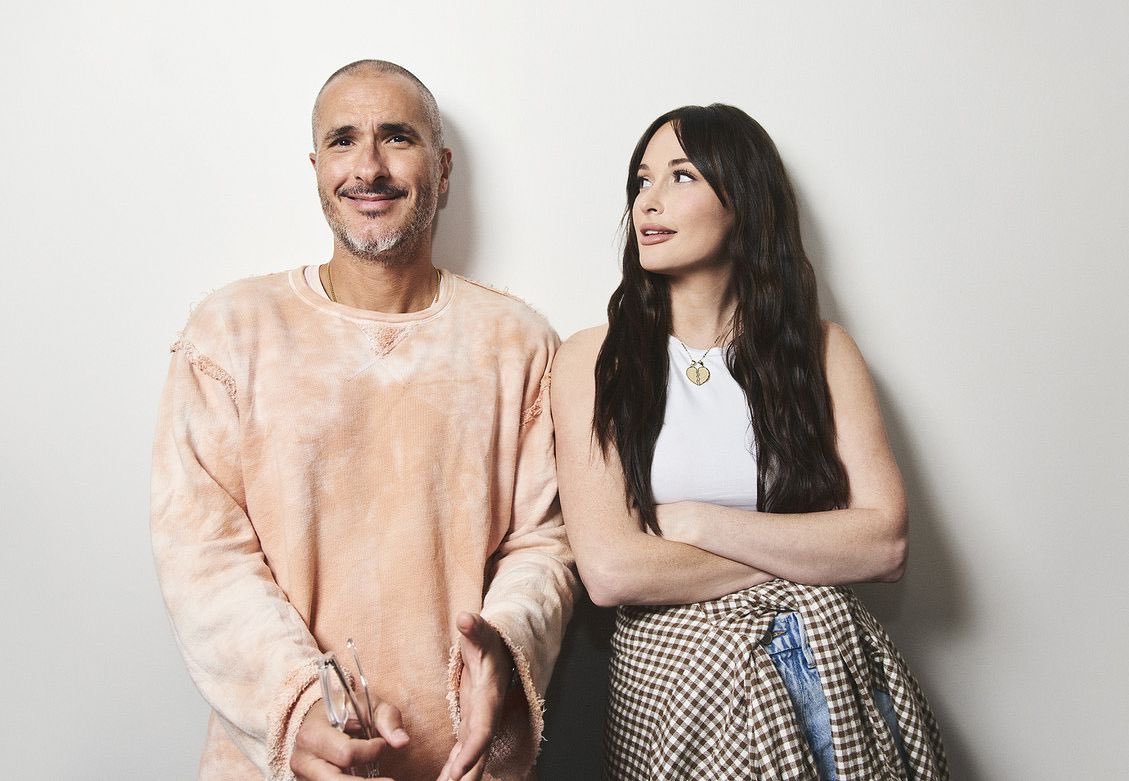 KaceyBrasil's tweet image. Aparentemente, teremos entrevista nova de Kacey Musgraves com Zane Lowe amanhã às 13h (horário de Brasília).