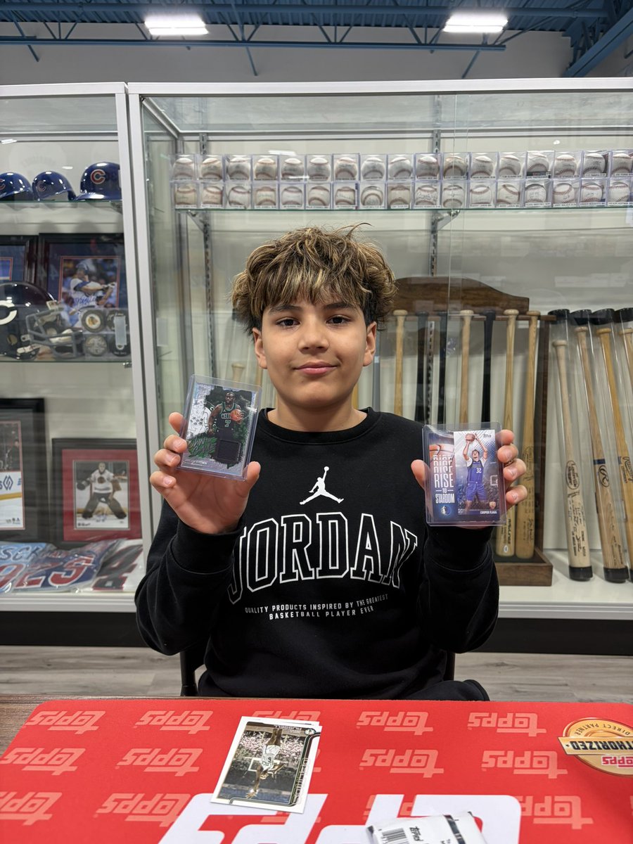 BBCExchange's tweet image. One of the best parts of the hobby is seeing young collectors rip boxes and pull cards they’re fired up about.
Safe to say this was a Tuesday afternoon well spent for these two. #bbce #thehobby #topps #toppsbasketball