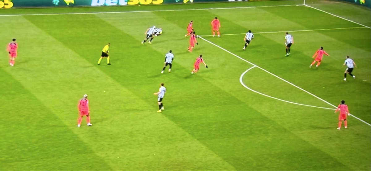 Ricki_PL's tweet photo. #Lewandowski prosił o podanie od #Raphinia. Nawet mu pokazał ręką gdzie ma podać, to ten egoista robi zupełnie co innego. #NewcastleBarça https://t.co/uqqKjJjjvs