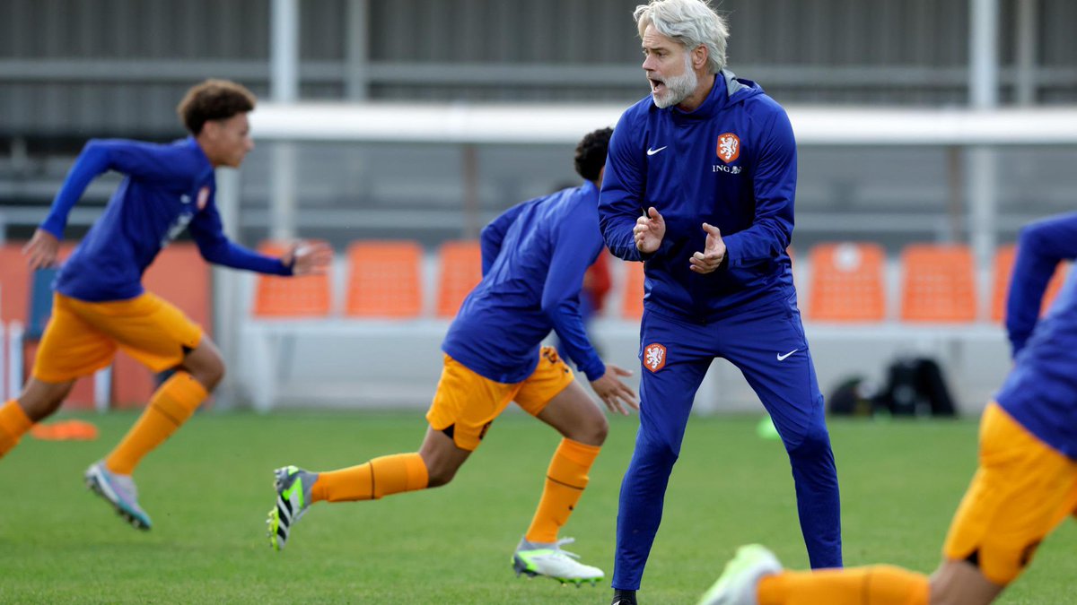 Akira_NL_Soccer's tweet photo. オランダ育成の結論：子供を変えるには「大人の破壊」が必要。
2014年の改革で指導者は教官から伴走者（Begeleider）へ。
①指示を捨て問いを立てる
②ジュニアの順位表を廃止し大人の実績作りを阻止
③ボランティアを支えるコーチを配置
「大人が邪魔をしなければ子供は育つ」この合理性が最強🇳🇱 https://t.co/pREFJeeGi1