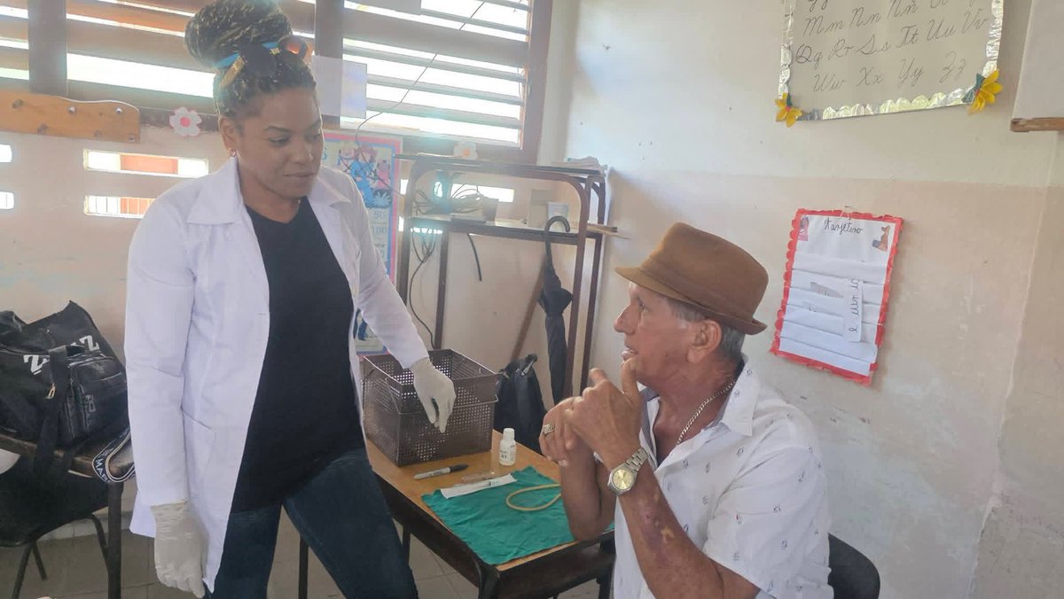 SaludDPinar's tweet image. ¡La salud se vive en Celso Maragoto!   El Policlínico Raúl Sánchez, PROSALUD y estudiantes de la UCM Pinar del Río realizaron una gran #FeriaPorLaSalud en el S/I Camilo Cienfuegos.Prevención, inclusión y comunidad con la participación de la #ANSOC.Orientación médica, chequeos.