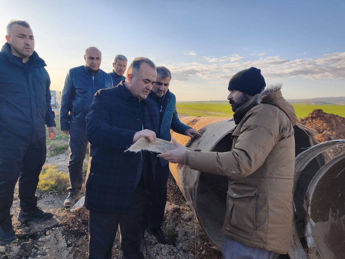 MardinBuyukshr's tweet photo. Genel Sekreterimiz Kemalettin Sakin, Beyazsu Ana İsale Hattında 24 saat esaslı yürütülen onarım çalışmalarını yerinde inceleyerek deforme olan yaklaşık 100 metrelik CTP boru yerine döşenecek çelik boru çalışmaları hakkında MARSU Genel Müdürü Murat Erçin ve teknik personellerden bilgi aldı.
