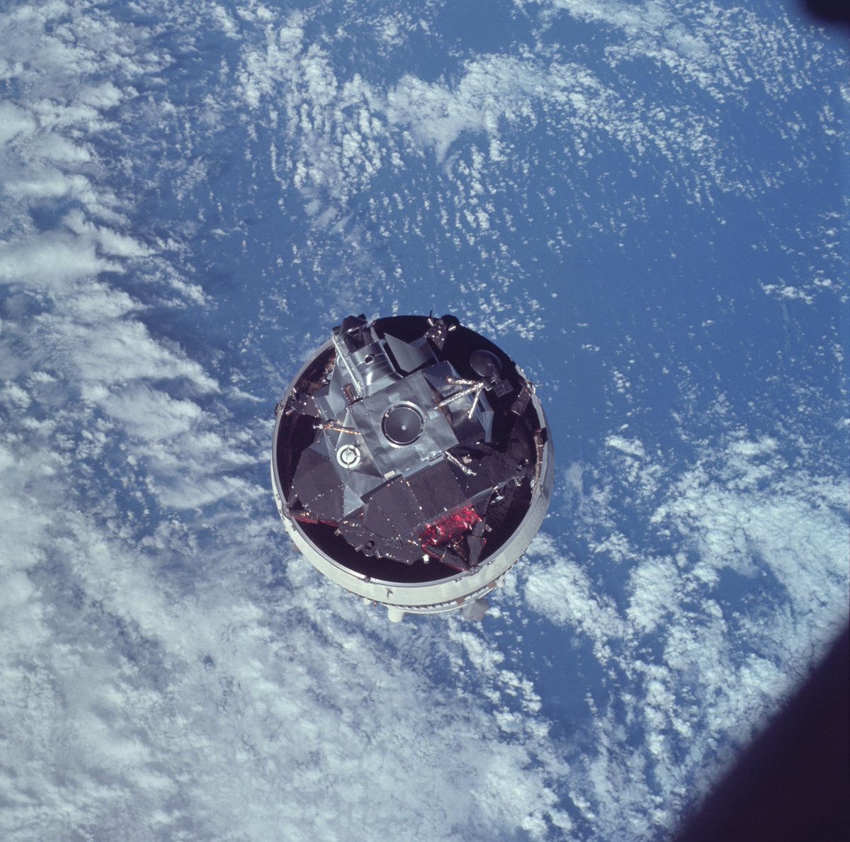 luusssso's tweet image. Just stumbled upon something absolutely incredible 

An extensive archive of hi-res photographs of NASA’s Apollo Space Missions from 1968-1972