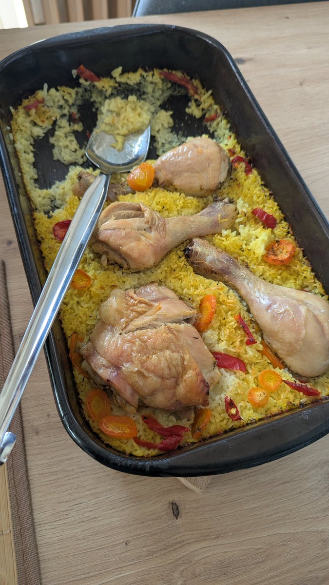 hrhmilena's tweet photo. Najlakši ručak. Natrpaš sve, pokriješ alu folijom, staviš u rernu da se peče, skineš foliju da se malo zapeče i to je to. Nema recepta, sve otprilike i koliko ima. https://t.co/seqSA2jlqo