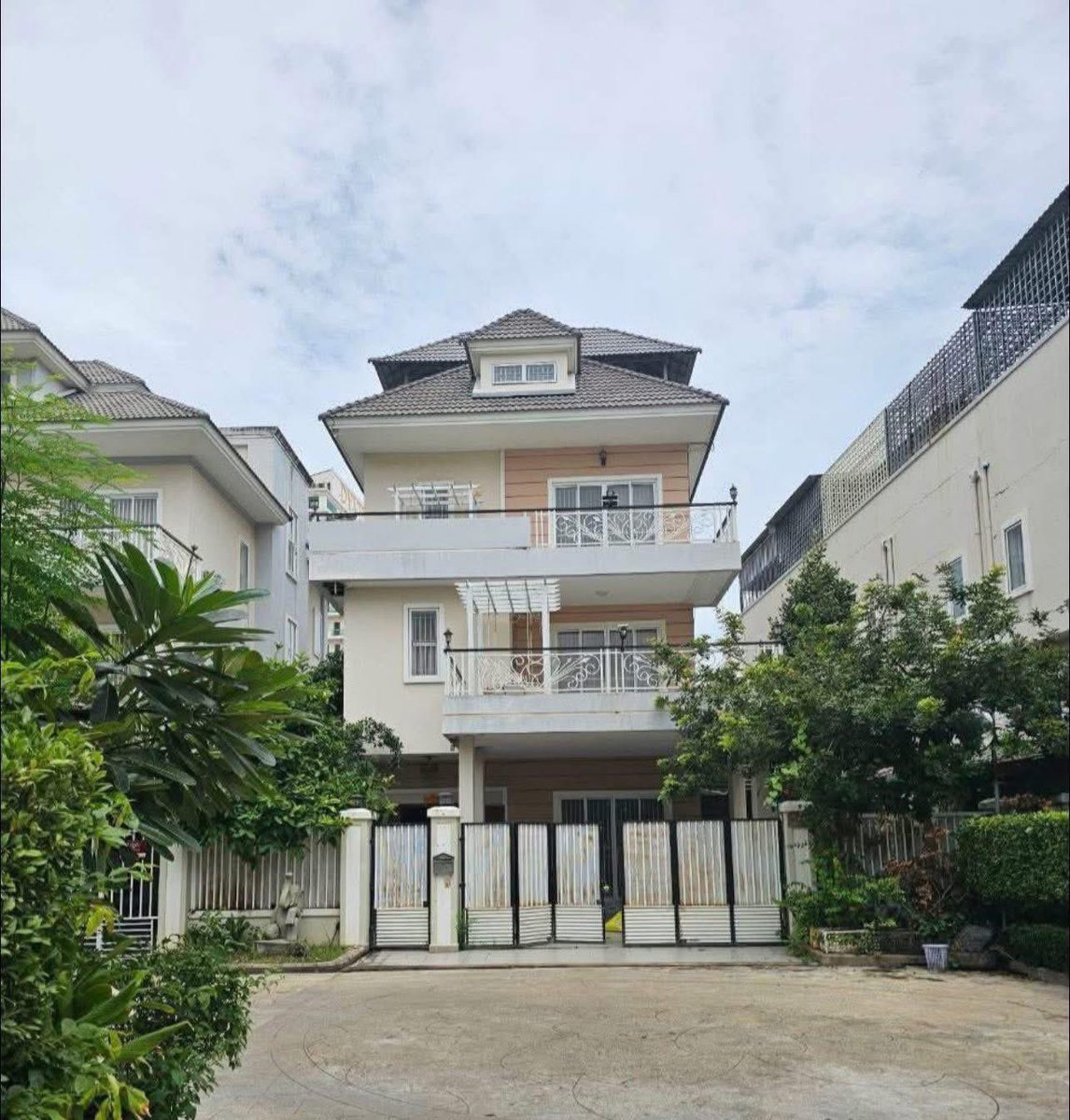 🔊 ផ្ទះវិឡា ព្រីនសេស
📍 ទីតាំង: បុរី ភ្នំពេញថ្មី ផាតសុីធី ភ្នំពេញថ្មី សែនសុខ 
🔹 ទំហំដី: 11.5m x 22m 
🔹 ទំហំផ្ទះ: 7.5m x 12m
💰 លក់តំលៃ: 295,000$
📥 Telegram: t.me/SeyhaSP