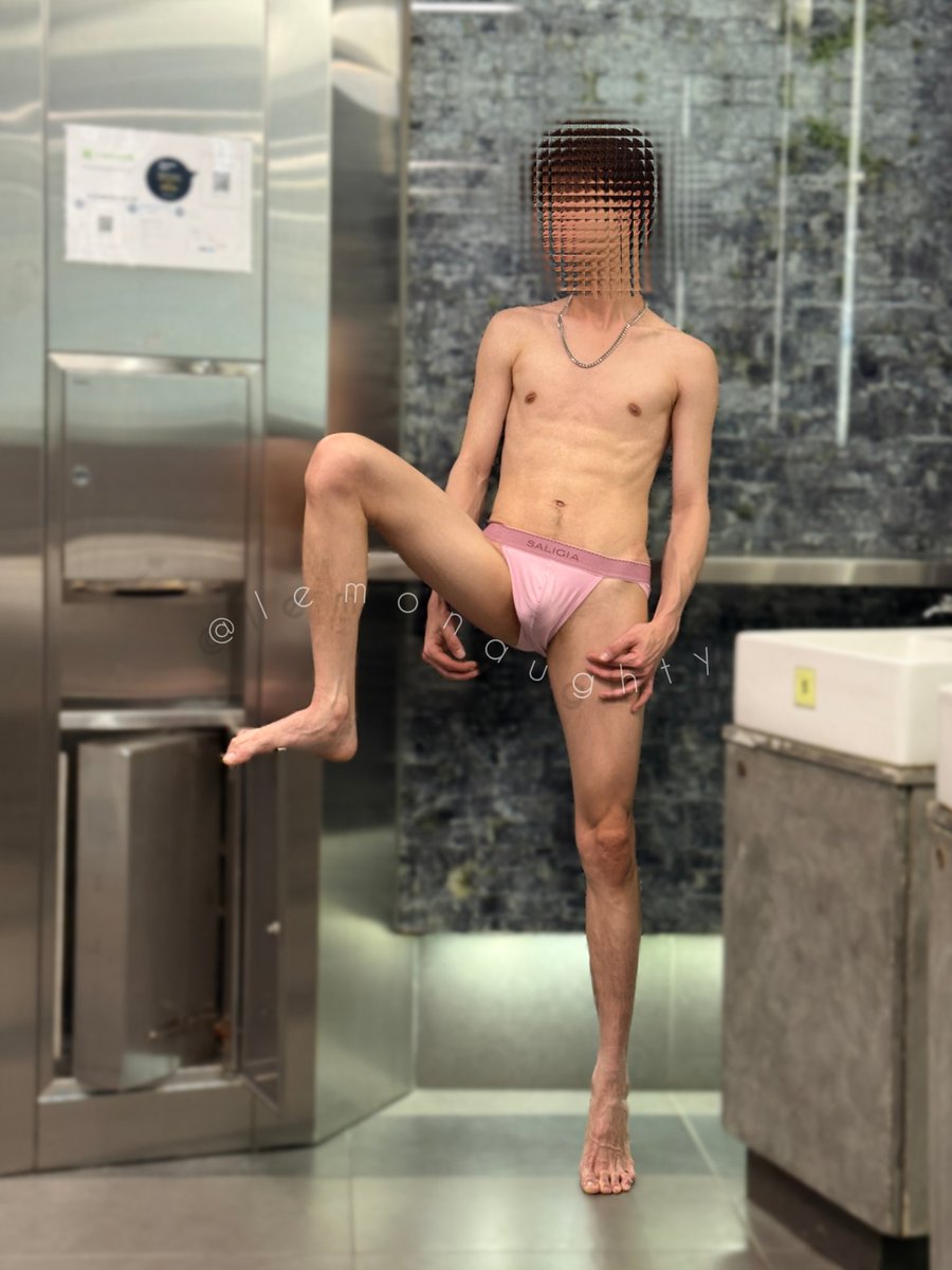 lemonaughty's tweet photo. 「陌生人」

第一次請陌生人幫忙拍照，感覺好羞恥🙈

感覺他不是我的粉絲，想遇到粉絲幫我拍照，好嗎？

#��檬閃現 #地點就不說了 #懂的都懂 https://t.co/unUtlIg6Pk