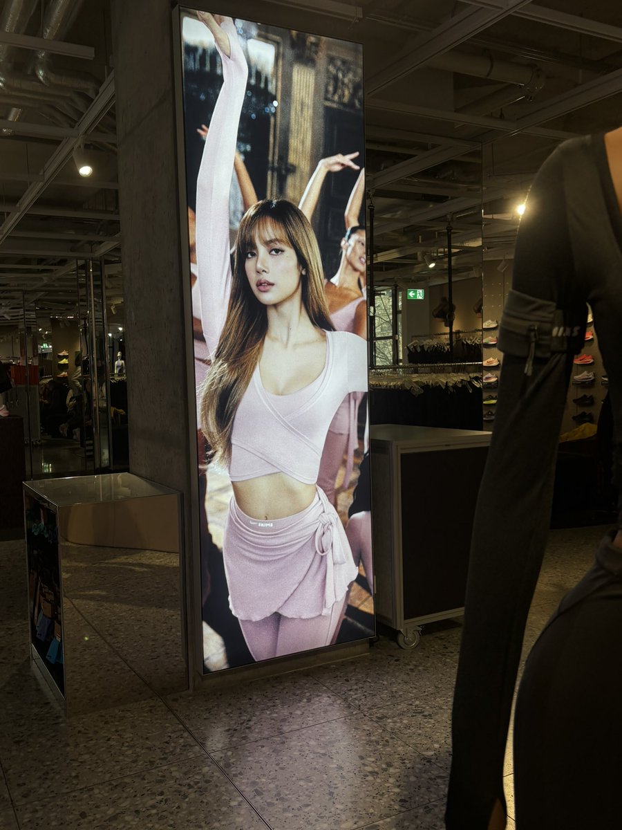 MarieEmie89's tweet photo. #LISA at Nike Store in Paris
📍Champs-Élysées
LISA LOUIS VUITTON FW26
#LVFW26xLISA
#LISAxLouisVuitton
#LVFW26
#LISAxKITH
@wearelloud @skims @Nike https://t.co/stnra7ahcB