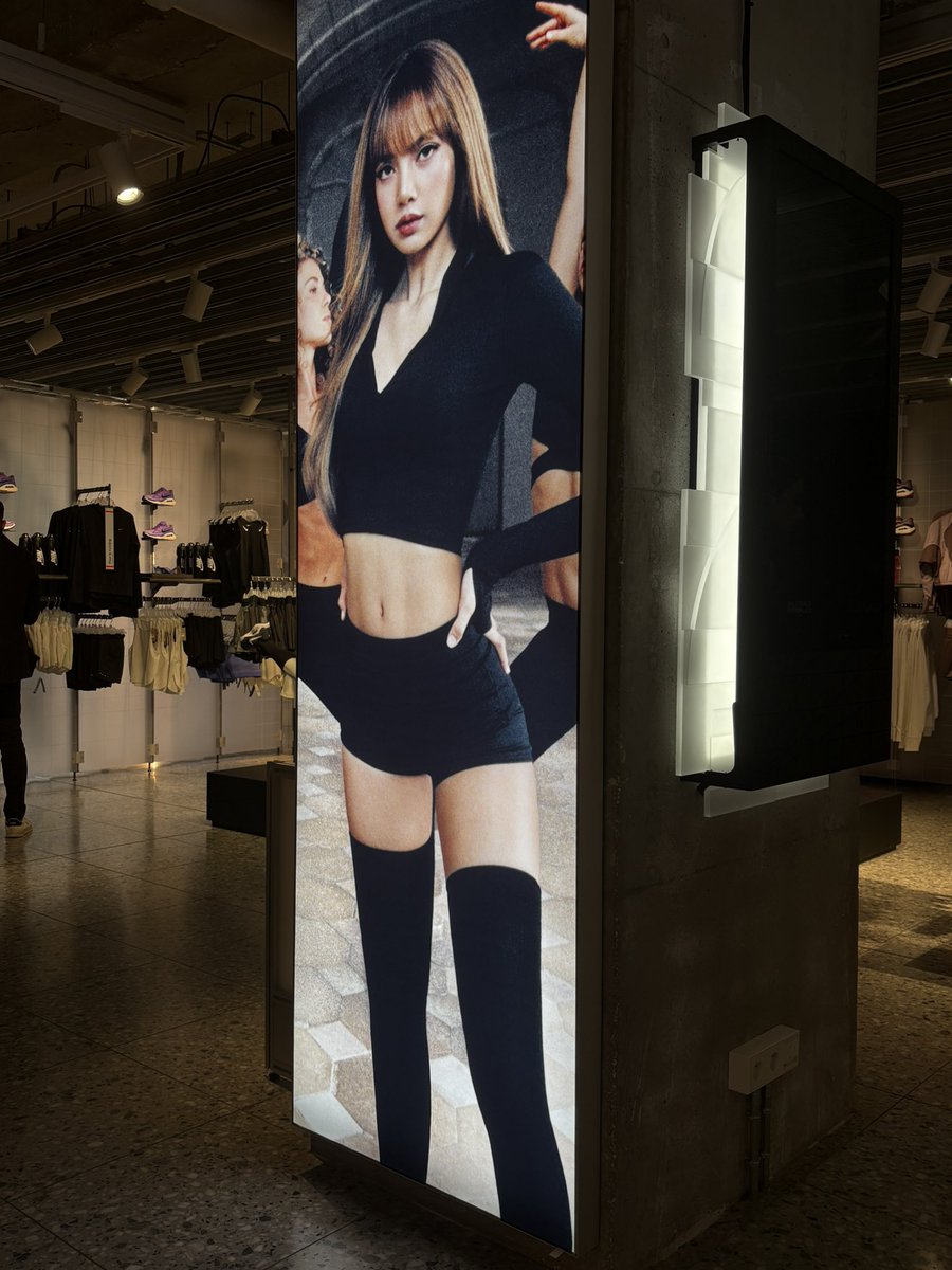 MarieEmie89's tweet photo. #LISA at Nike Store in Paris
📍Champs-Élysées
LISA LOUIS VUITTON FW26
#LVFW26xLISA
#LISAxLouisVuitton
#LVFW26
#LISAxKITH
@wearelloud @skims @Nike https://t.co/stnra7ahcB
