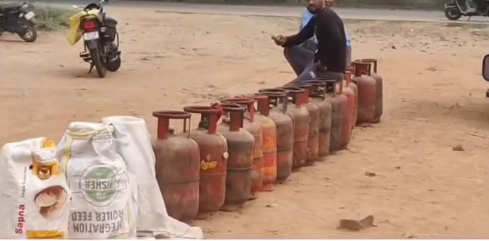 गोंडा में #LPG गैस को लेकर अफवाहों का बाजार गर्म, आपदा को अवसर में तब्दील करने में जुटे गैस एजेंसी मालिक, पब्लिक कर रही त्राहि त्राहि और अफसर बता रहे ऑल इज वेल नहीं हो रही है घरों में सिलेंडर की होम डिलीवरी!
#LPG
#LPGPriceHike
<a href="/dmgonda2/">DM / DEO Gonda</a> <a href="/dmgonda/">dmgonda</a> <a href="/CdoGonda/">CDO Gonda</a>