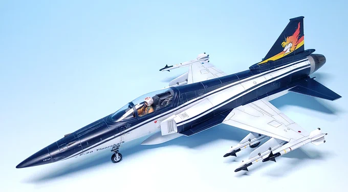 하세가와 1/72 F-20 완성. 아스란 왕국공군 외인부대 사양으로 작업했습니다. 스트라이프는 마스킹 도색. 퍼스널 엠블렘은 별매 데칼 적용. 비교적 작은 체급의 기체지만 사이드와인더 6발 적용했더니 제법 공격적인 인상이 되네요.