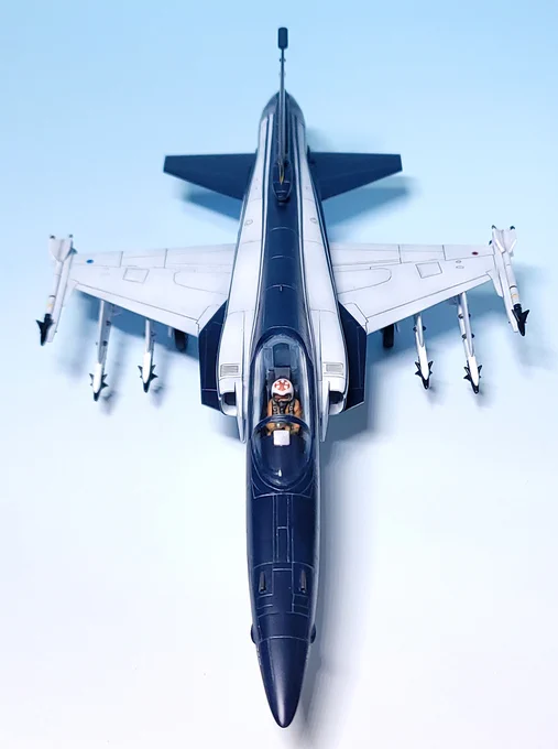 하세가와 1/72 F-20 완성. 아스란 왕국공군 외인부대 사양으로 작업했습니다. 스트라이프는 마스킹 도색. 퍼스널 엠블렘은 별매 데칼 적용. 비교적 작은 체급의 기체지만 사이드와인더 6발 적용했더니 제법 공격적인 인상이 되네요.
