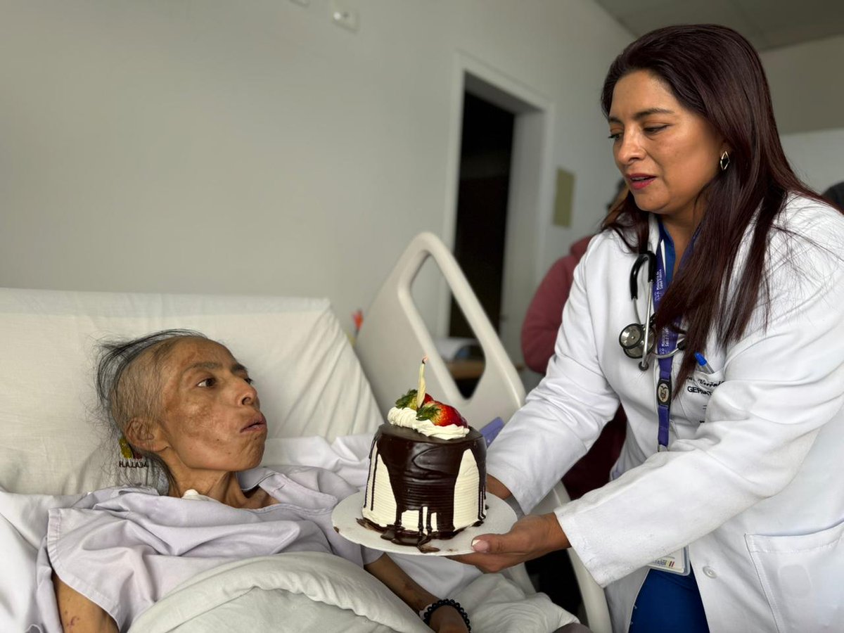 HospAdultoMayor's tweet photo. 💜En el #HAIAM creemos que el cuidado va más allá de la atención médica. Cumplimos el sueño de Ángela Tomaló, quien atravesando un delicado proceso de salud soñaba con festejar su día. Su gratitud y la de su familia nos recuerdan que cuidamos salud, sueños y dignidad. @Salud_Ec https://t.co/FYWsVwrZsi