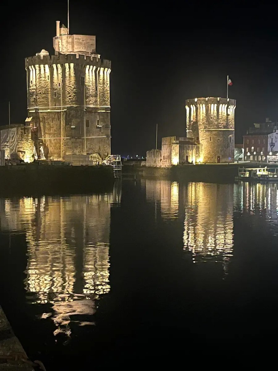 luckasdelille59's tweet image. Il pleut à Lille pas grave on a le soleil dans le cœur 🌞
Je vous souhaite une bonne fin de journée et une excellente soirée étoilée les amis 🌟⭐️⭐️🌟
#LaRochelle #France 🇨🇵🇨🇵🇨🇵