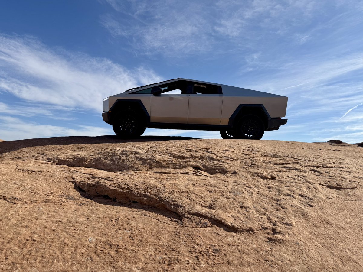 ExitPlan's tweet image. Warm up on Baby Lions Back in Moab, UT. 

Good run to see where my daughter’s scare factor level is at.

Great vertical slick rock and descent to get acclimated winter tires in off-road mode overland, rock, front lockers, ride high.

Up next might be the bucket list “Hell’s