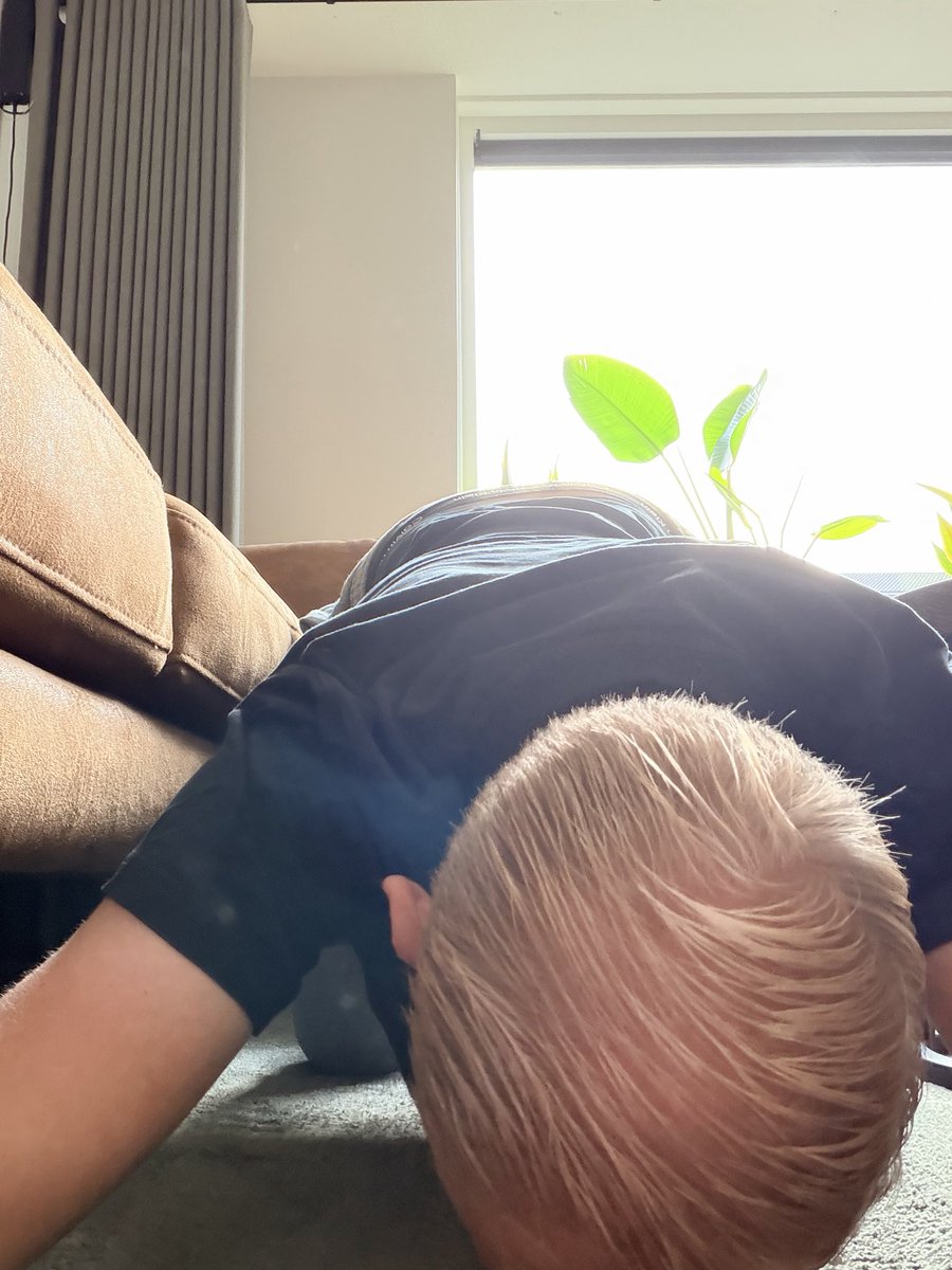 MASTER_0DISKSON's tweet photo. This is how all you losers should be. Down bowing to your master 😈 https://t.co/u8yvIBWIjb