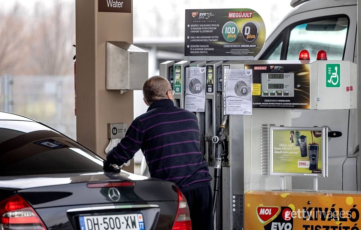 tassagency_en's tweet photo. Hungary is imposing a ban on the export of oil and certain types of petroleum products, the country's Economy Minister, Marton Nagy, announced. TASS has compiled the main points of the situation:
https://t.co/DpGfBvlpKw https://t.co/GuaYAalnRg