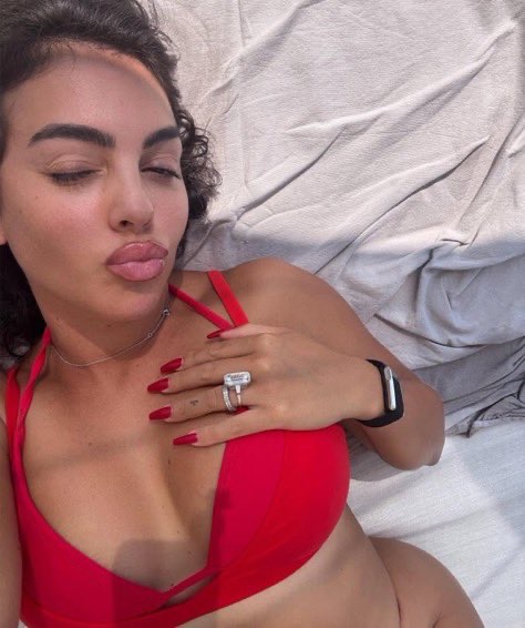 vivalisaaa's tweet photo. الربه والعظيمه والمقدسه جورجينا اسجدوا للعظمه🛐 ! https://t.co/I5wWnaprB1