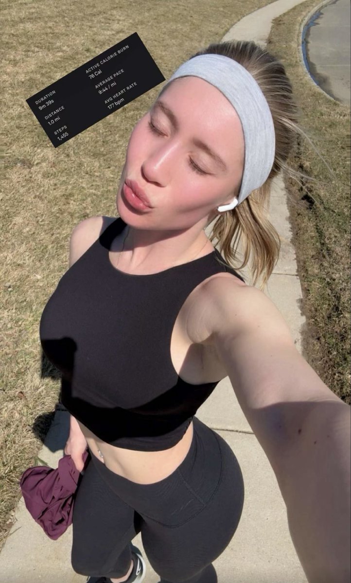 Aaronh33550604's tweet photo. #Lizzywurst daily Snapchat post https://t.co/DyWTpfYzra