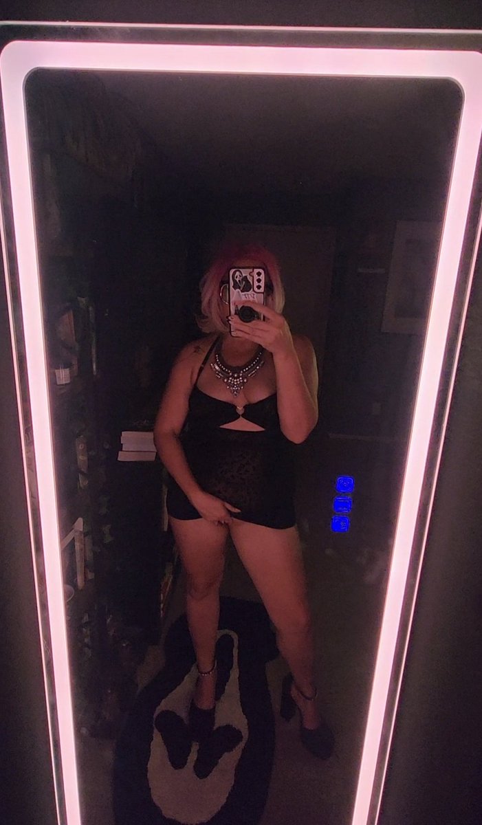 ThatNerdyMILF tweet media