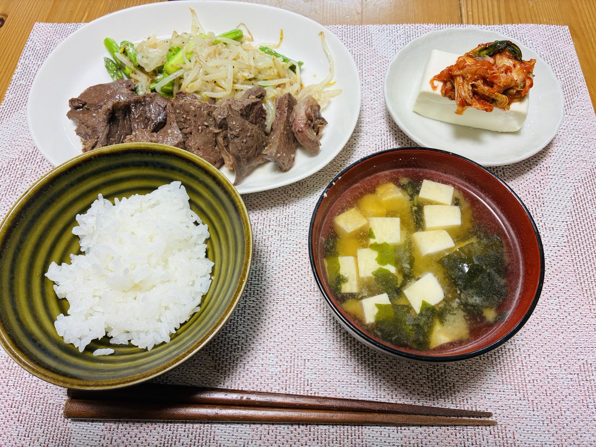 itourano's tweet photo. 今日の当番晩御飯は牛サガリガーリックソテー、豆腐キムチ、豆腐とわかめの味噌汁、白米でした。
肉は前回使った余り。冷凍すると味は落ちますね。 https://t.co/NLrm8iynv0
