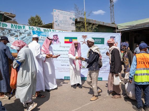 Saudi_Moia's tweet photo. تواصل وزارة الشؤون الإسلامية والدعوة والإرشاد توزيع هدية خادم الحرمين الشريفين من التمور الفاخرة في عددٍ من المساجد والمراكز الإسلامية بالعاصمة الإثيوبية أديس أبابا، حيث تبلغ كمية التمور الجاري توزيعها (20) طنًا، يستفيد منها قرابة (80,000) شخص، في إطار الجهود التي تبذلها الوزارة لخدمة الإسلام والمسلمين وتعزيز قيم التكافل والتراحم خلال شهر رمضان.

https://t.co/IEyqnVCaWb