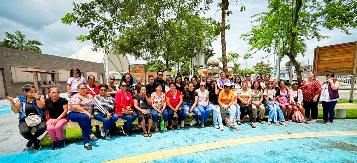 DPS_LosRios's tweet photo. #Guayas | Personal del Centro de Salud Urbano Daule desarrolló una actividad alusiva a los derechos de la mujer, donde mediante dinámicas participativas y un espacio de reflexión se busca fortalecer la autoestima, el reconocimiento personal y el proyecto de vida de las mujeres. https://t.co/WgrSVKbkZH