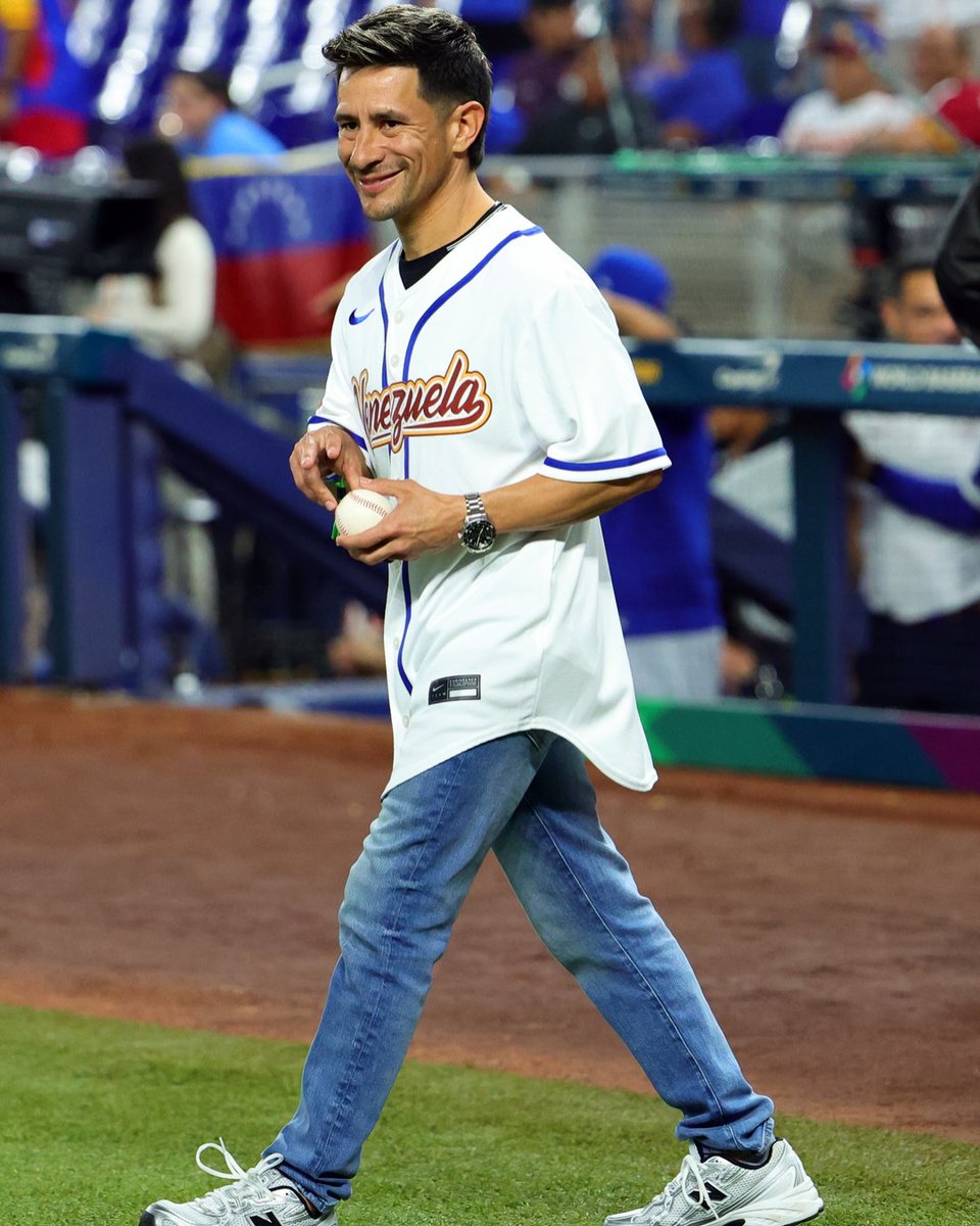 El jinete venezolano Junior Alvarado, campeón del Kentucky Derby 2025, estuvo apoyando al equipo de Venezuela en el #WorldBaseballClassic.