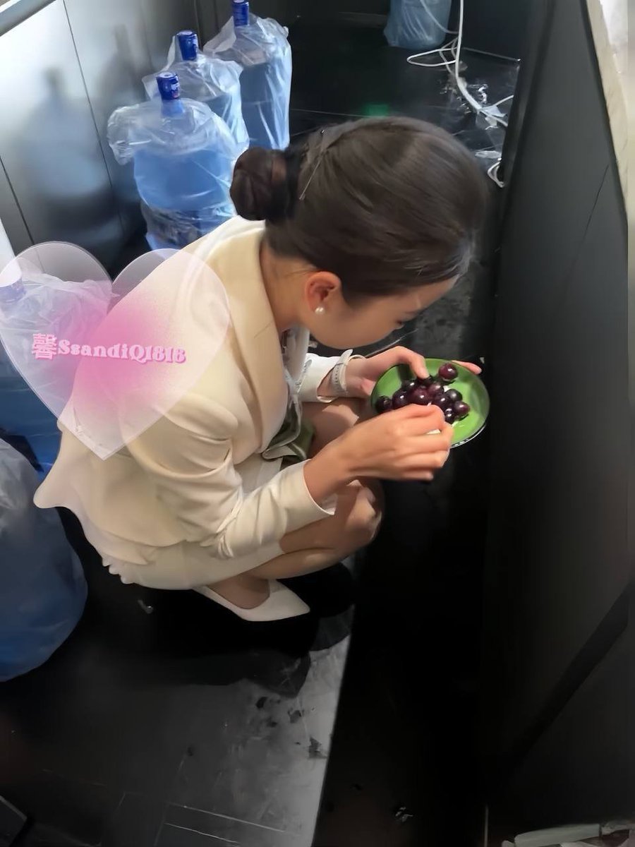 Ssandy1818's tweet photo. 上班摸会鱼，还被抓包了，尴尬的不知所���😕 https://t.co/CK75GsXdqC