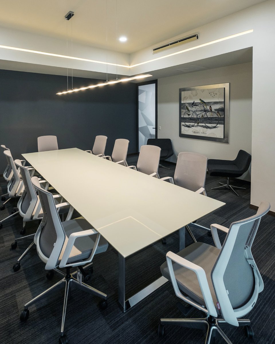 La sala de juntas Cosenza con cubierta de cristal combina diseño sofisticado y funcionalidad para crear un espacio moderno donde las ideas fluyen y las decisiones toman forma. 💼✨