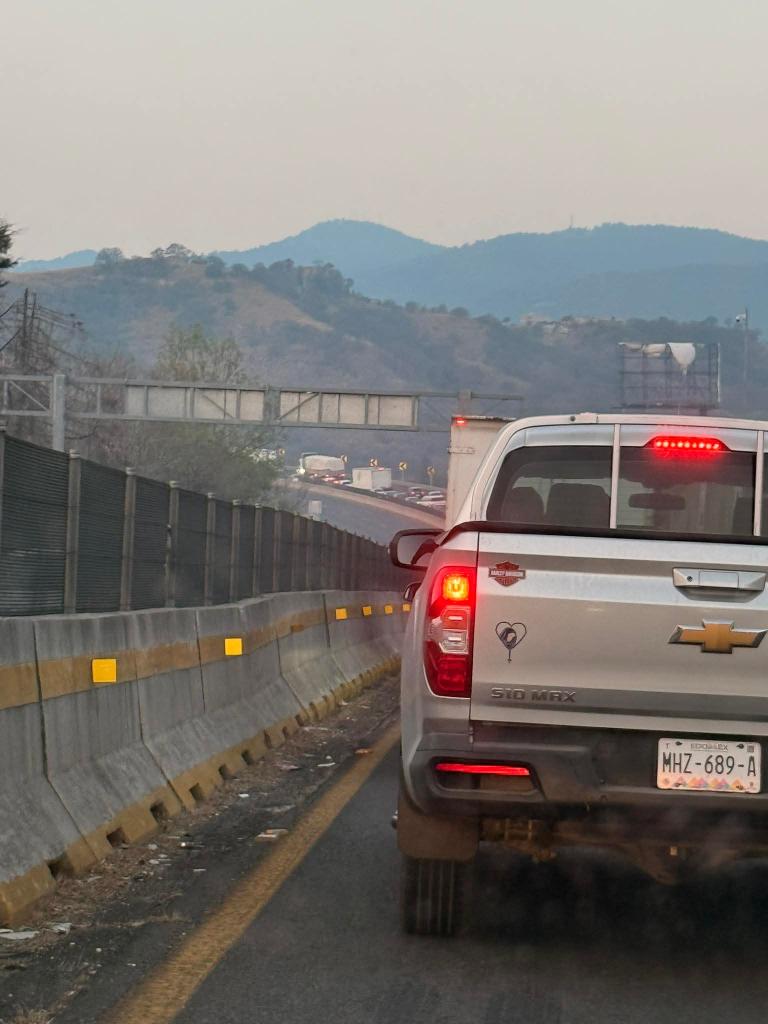 RedTraficoReal's tweet photo. ASESINAN A OPERADOR DE TRÁILER EN ASALTO OCURRIDO SOBRE LA AUTOPISTA CHAMAPA -LECHERÍA en Kilómetro 20 a la altura de Naucalpan dirección Toluca, 

Ocurrió cerca de las 04 de la mañana y ya se presenta más de 18 km de rezago vial hasta la altura de Lago de Gpe
@CAPUFE @GN_Carrete https://t.co/kLTbGQi0DC
