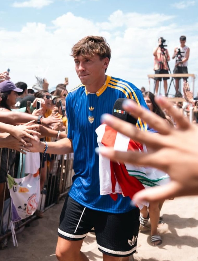 "El término aura se refiere, principalmente, a una atmósfera, energía o cualidad distintiva que se siente que alguien emana, describe la energía que acompaña a una persona, reflejando la "pureza de su alma" ... 

MG, SINCE 1996. ✅️