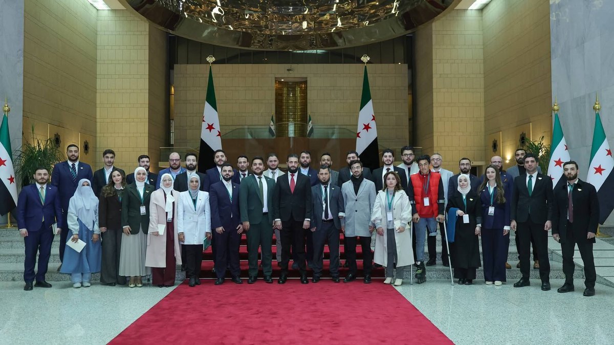Ali_lhalbe's tweet photo. نحن لسنا ناشطين ولا إعلاميين ولا أصحاب مناصب نحن أبناء الشارع المنتفض الذين دفعوا ثمن الثورة دماً ووجعا أقلّ واحدٍ منا يحمل إصابة، أو شهيداً من عائلته قتله النظام البائد بقصفه أو في معتقلاته نحن ضحّينا… ونيال الشهيد، فقد ارتاح. https://t.co/0goX9A13uU