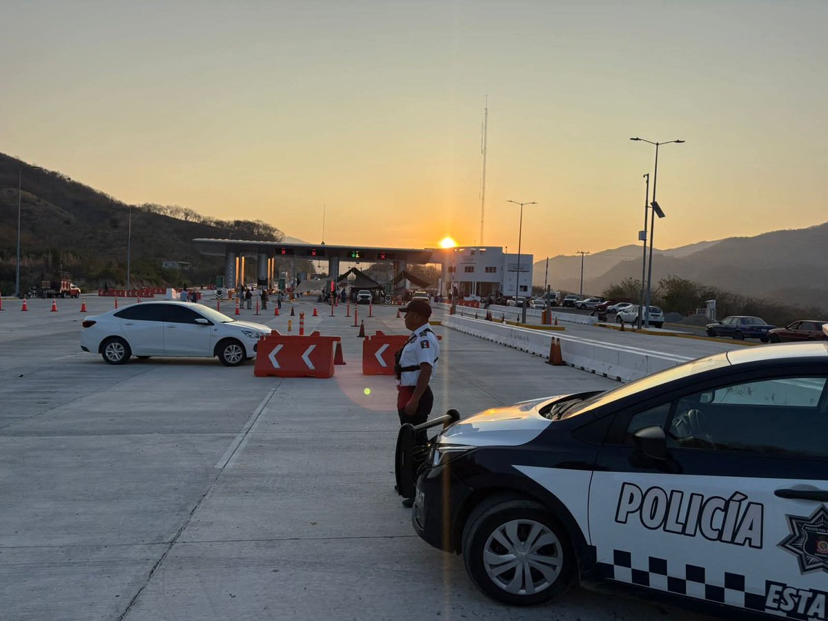 OaxacaVialsi's tweet photo. Continua bloqueo en la Barranca Larga –Ventanilla, rebasa las 24 horas y presiona a autoridades federales que no le han dado mantenimiento a la autopista 🛣 y que desafortunadamente ha dejado cientos de accidentes. 72 comunidades Unidas por el pueblo de Oaxaca 
También #CAPUFE anula la residencia como validez en documentos de trámite, cuando tierras de los campesinos se usaron para dicha carrera. @CAPUFE