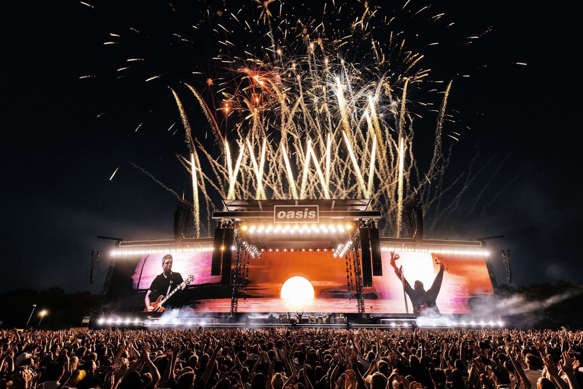 OasisMania's tweet image. Oasis live in Manchester, 11.07.25

#OasisLive25