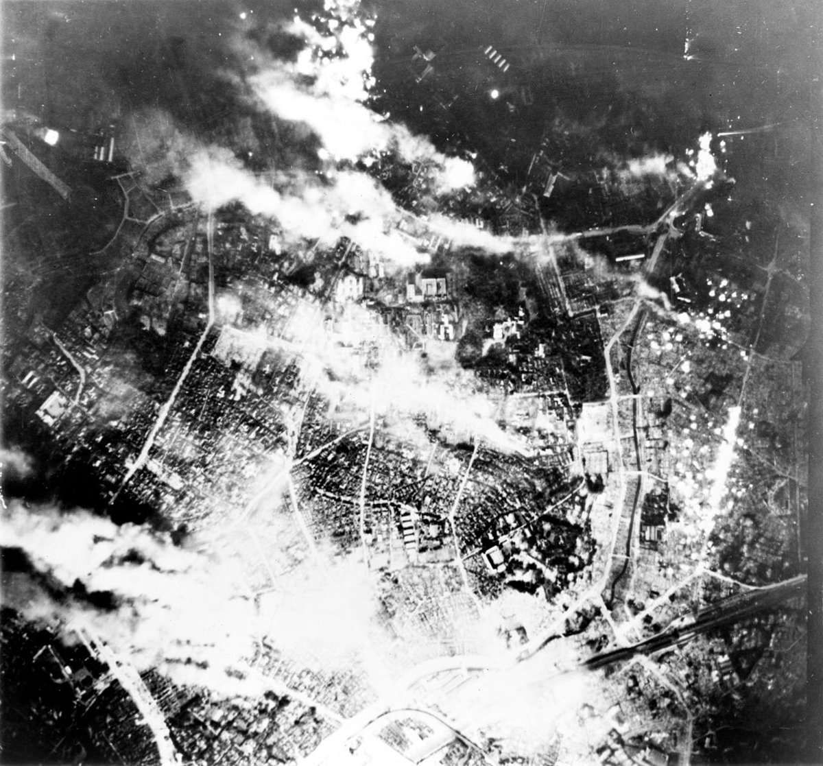 TheatrumBelli's tweet image. 10 mars 1945 : bombardement de #Tokyo (#Japon) causant plus de 100 000 morts.
---
334 #bombardiers B-29 américains larguent 496 000 bombes incendiaires au phosphore, magnésium et napalm soit 1 700 tonnes de bombes, détruisant environ 30 km2.
---
theatrum-belli.com/chronicorum-be…