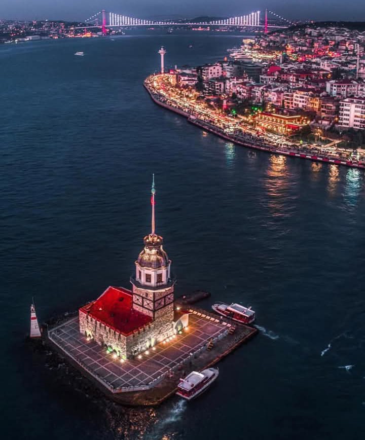 CemboraDinc's tweet photo. Seni düşünürken bir yağmur başlıyor iplik iplik,
Martılar konuyor o anda omuzlarıma,
Gözlerin İstanbul oluyor birden.

Akşamlardan, gecelerden, aslında senden uzağım,
Kız kulesi gibi usulca göz kırpacağım,
Şarkılarla geleceksin ruhuma, duygulu ve ince.
Sonra kaybolup gideceksin. https://t.co/JLTnOewnmf
