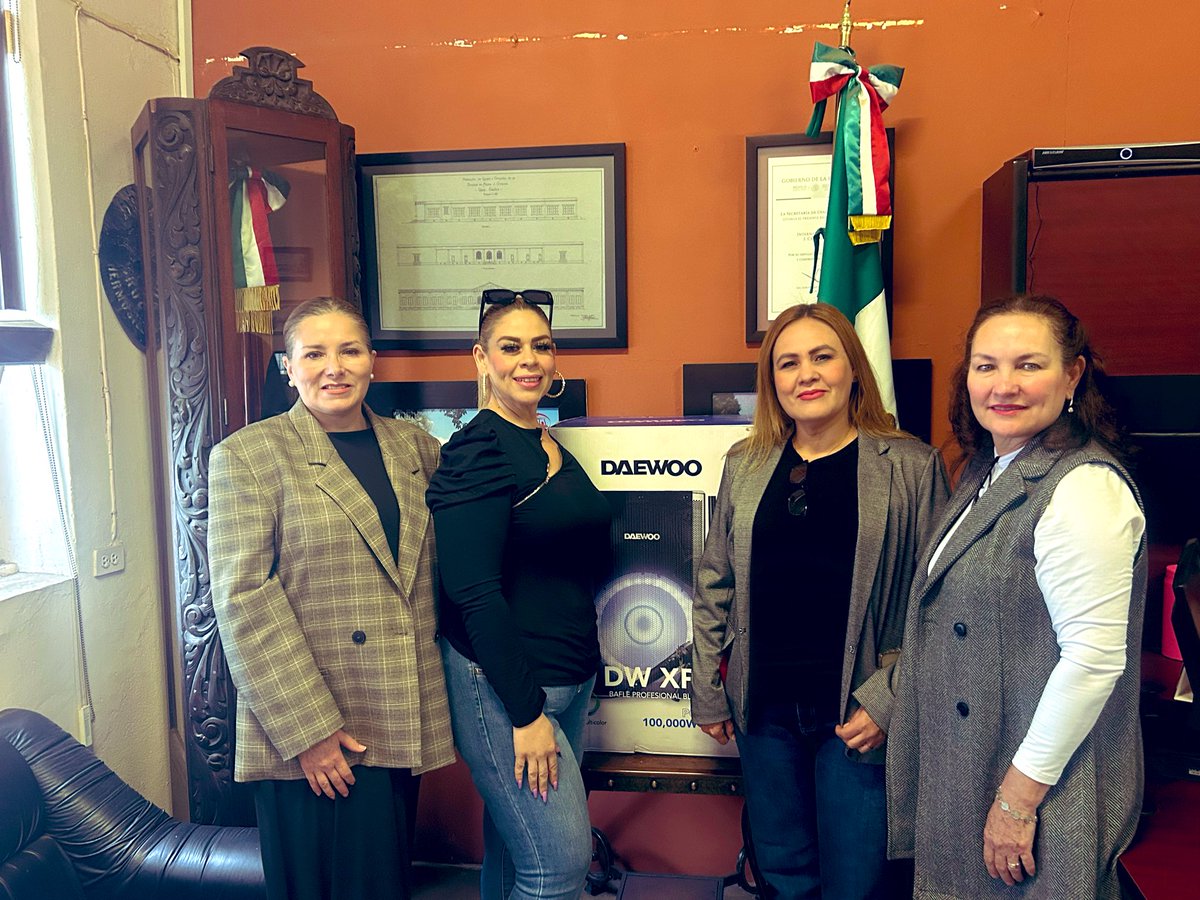 ⭕ Miembros del Comité de Damas “<a href="/IMCP/">Contadores Públicos</a> Cerca de Ti” de nuestro colegio, realizó la #donación de #equipo de sonido para el Internado Coronel J. Cruz Gálvez. 
¡#Gracias a todas y todos los contadores por su apoyo!