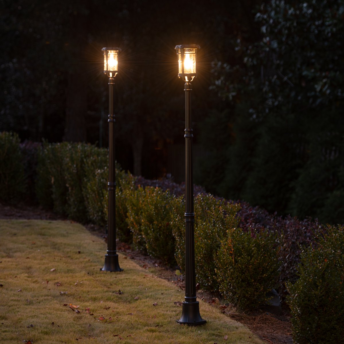 GamaSonicUSA's tweet image. The Aurora Solar Lamp Post stands 72" tall with a classic lantern-style head and easy in-ground installation,  illuminate your yard, gardens, and outdoor spaces. Shop now➡️ gamasonic.com/product/aurora…

#outdoorlighting #lightingdesign #SolarPower #lampposts #homedecor