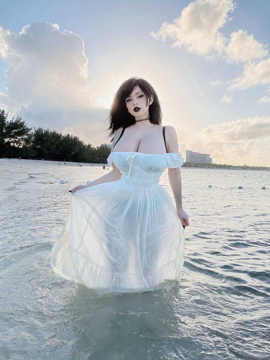 pinkchyowo's tweet photo. The water is nice 🏖️ https://t.co/9nEiO5eXxn