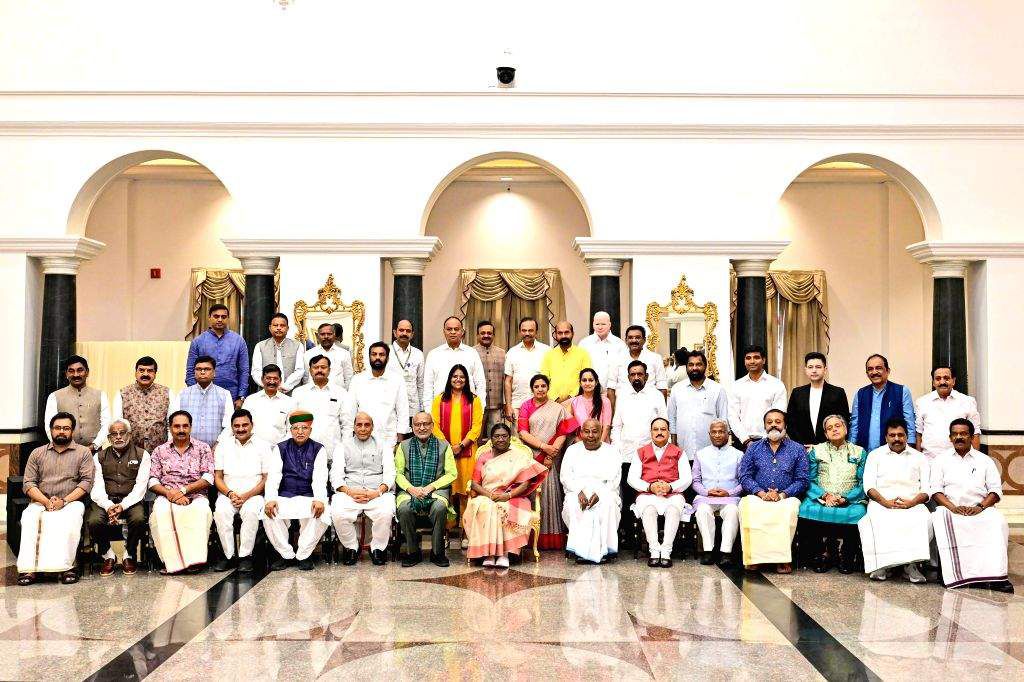 reddymagunta5's tweet photo. ఈ రోజు ఢిల్లీలోని రాష్ట్రపతి భవన్ లో గౌరవ భారత రాష్ట్రపతి శ్రీమతి ద్రౌపది ముర్ము గారు పార్లమెంట్ సభ్యులకు ఏర్పాటు చేసిన అల్పాహార విందు కార్యక్రమంలో పాల్గొన్న ఒంగోలు పార్లమెంట్ సభ్యులు శ్రీ మాగుంట శ్రీనివాసులు రెడ్డి గారు మరియు సహచర పార్లమెంట్ సభ్యులు.
#magunta #maguntasrinivasulureddy #tdp #JanaSenaParty #bjp #narachandrababunaidu #PawanKalyan #ongole #ongolemp #prakasam