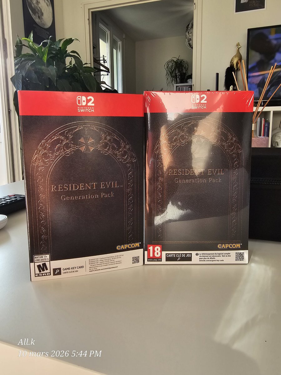 Enfin reçu les 2 coffrets sur switch 2 de resident evil 30 ième anniversaire, un que je garde sous blister, le full francais sur le pack qui côte de fou que je garde sous blister et l'autre pour pouvoir jouer avec, la version européenne qui est en, anglais puis français 🧟‍♂️🎮