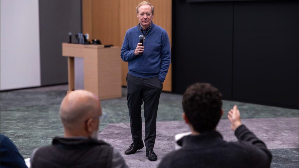 « Une réponse stupide à une question stupide. » Interrogé sur l'accès des États-Unis aux données françaises via le Cloud Act, le patron de Microsoft Brad Smith préfère parler de « confiance » plutôt que de garantie absolue.
👉 l.numerama.com/SGm