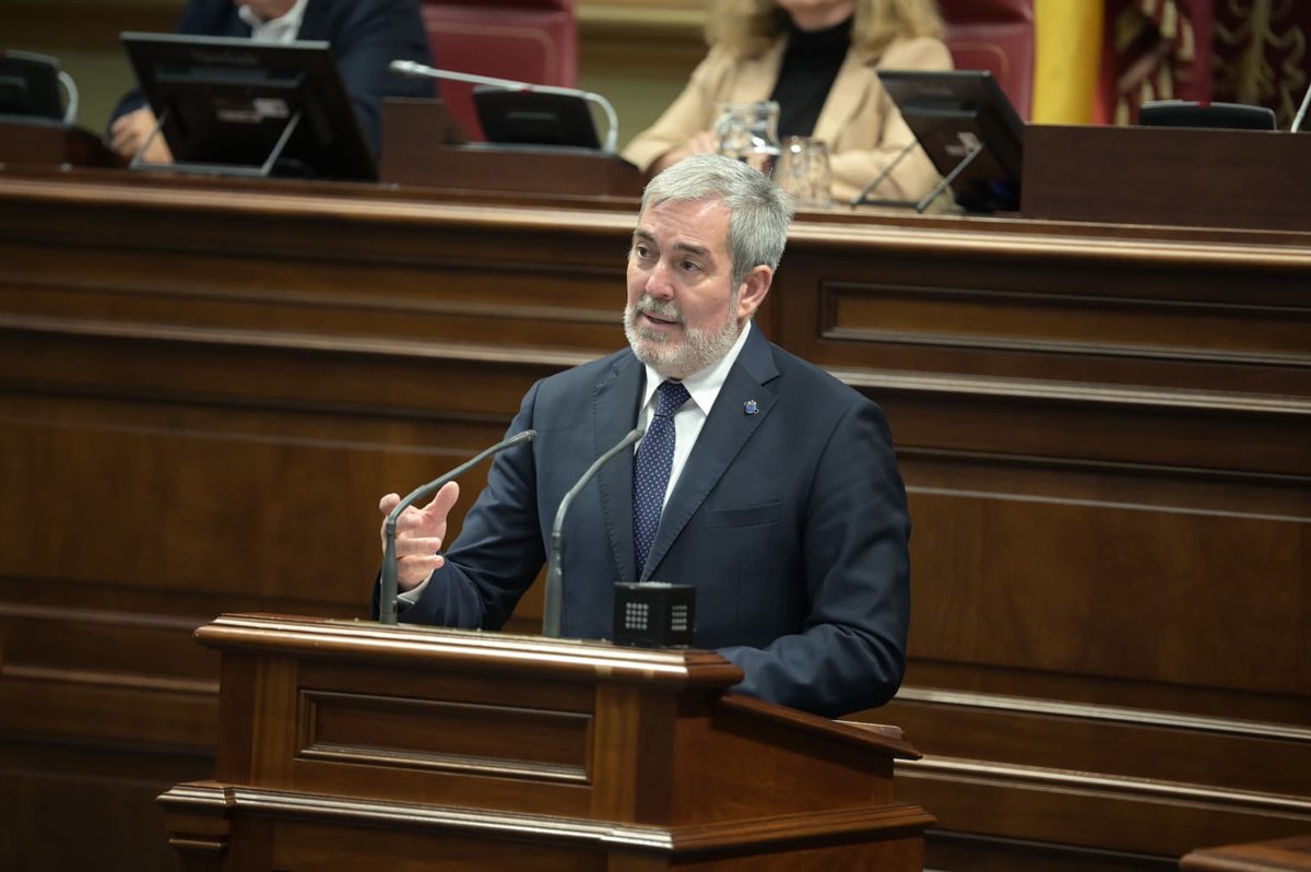 FClavijoBatlle's tweet photo. ✔️Queremos desarrollar el Estatuto de Autonomía, que fue aprobado por el PSOE.

✔️Queremos que la Agenda Canaria se cumpla, que se firmó con el PSOE. 

✔️Hay unos Presupuestos, eso sí aprboados por el PSOE en 2023, que se siguen aplicando.

📕El Decreto Canarios se nutre de esas tres fuentes. ¿Por qué el PSOE está en contra?
#DENCanarias2
