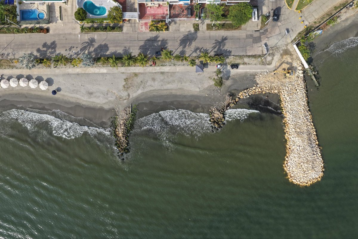 AlcaldiaCTG's tweet photo. 🌊 Cartagena avanza con una de las mayores obras de protección costera en décadas.

Bajo el liderazgo del alcalde @dumek_turbay, seguimos ejecutando el plan Defensa Costera 2050, que protegerá 6,2 kilómetros del borde costero en la Av. Santander, Castillogrande y el frente El Cabrero–Marbella. ⚓

La obra ya alcanza 12,5 % de ejecución y actualmente genera 50 empleos directos, con frentes de trabajo activos que avanzan en la estabilización y fortalecimiento de las estructuras marítimas que protegen la ciudad.

En la Avenida Santander ya se han intervenido más de 300 metros del litoral, mientras que en Castillogrande se completó el 100 % del espolón 1, una estructura clave para reducir la fuerza del oleaje y proteger la infraestructura y las zonas residenciales cercanas.

Seguimos avanzando con obras pensadas para el futuro, enfrentando el cambio climático y protegiendo a Cartagena, su gente y su economía. 🌎✨