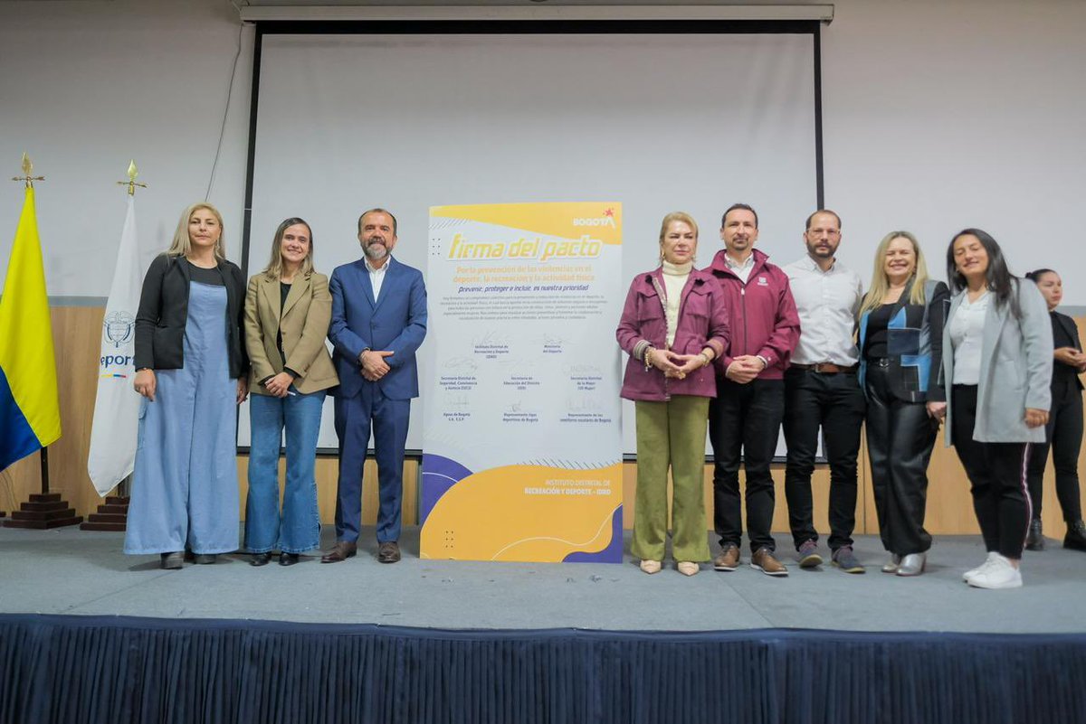 danielgarciacg's tweet photo. Desde el @IDRD lideramos la firma el Pacto por la Prevención de las Violencias hacia las Mujeres en el Deporte, la Recreación y la Actividad Física con @MinDeporteCol, @secredistmujer, @SeguridadBOG, @Educacionbogota, @AguasBogota, representantes de las ligas deportivas y los semilleros escolares de @Bogota.

#AquíSíPasa En la alcaldía de  @CarlosFGalan reafirmamos nuestro compromiso para que cada escenario recreodeportivo y cada programa sean espacios seguros, respetuosos e incluyentes, libres de violencia, acoso y discriminación.

Este pacto fortalece nuestras acciones de prevención, atención y protección, especialmente para niñas, niños, adolescentes y jóvenes.