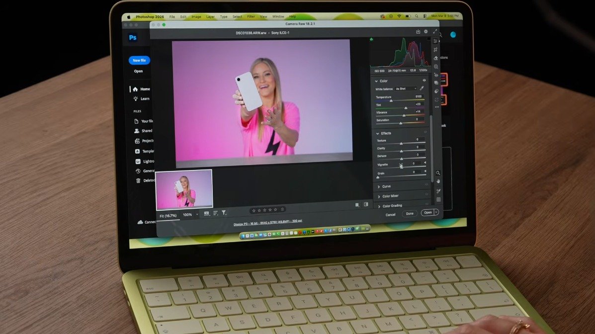 khajochi's tweet photo. iJustine ครีเอเตอร์ชื่อดังรีวิวความเร็วแรงของ MacBook Neo ที่หลายคนสงสัยเรื่องความเร็วแรงของเครื่อง

พบว่า MacBook Neo ทำได้ดีกว่าที่คาดไว้มาก

- แต่งภาพ Raw ไฟล์ใน Photoshop ลื่นไหลมาก ไม่เจอปัญหาอะไรเลย
- ใช้หลายแอปพร้อมกันทั้ง Chorme, Canva, Spotify พบว่าทำงานพร้อมกันได้ดี ไม่กระตุกเลย
- ตัดคลิป 4K ขนาด 60GB บน Final Cut Pro พบว่าตัดต่อ กดพรีวิว ได้ตามปกติเลย แต่จะเริ่มช้าเมื่อเพิ่ม Layer เข้าไปมากกว่า 3-4 ชั้น
- ทดลองต่อสาย USB-C เพื่อทำงานผ่านจอ Studio Display 4K สามารถทำได้ตามปกติ

.

iJustine เผยว่า MacBook Neo แทบจะทำทุกงานที่คิดว่าทำได้ในชีวิตประจำวันได้แบบไม่มีปัญหาอะไรเลย เล่นเว็บ, ฟังเพลง, ดูหนัง, ทำงานทั่วไป

แต่ถึงแม้จะสามารถใช้ทำคอนเทนต์ได้ แต่ก็ไม่แนะนำอยู่ดี 

เพราะข้อจำกันด้วยชิปและแรม ถ้าใครที่เน้นทำงานสายคอนเทนต์ แต่งภาพ ตัดต่อวิดิโอ แนะนำเครื่องที่สเป็คสูงกว่านี้จะดีกว่า